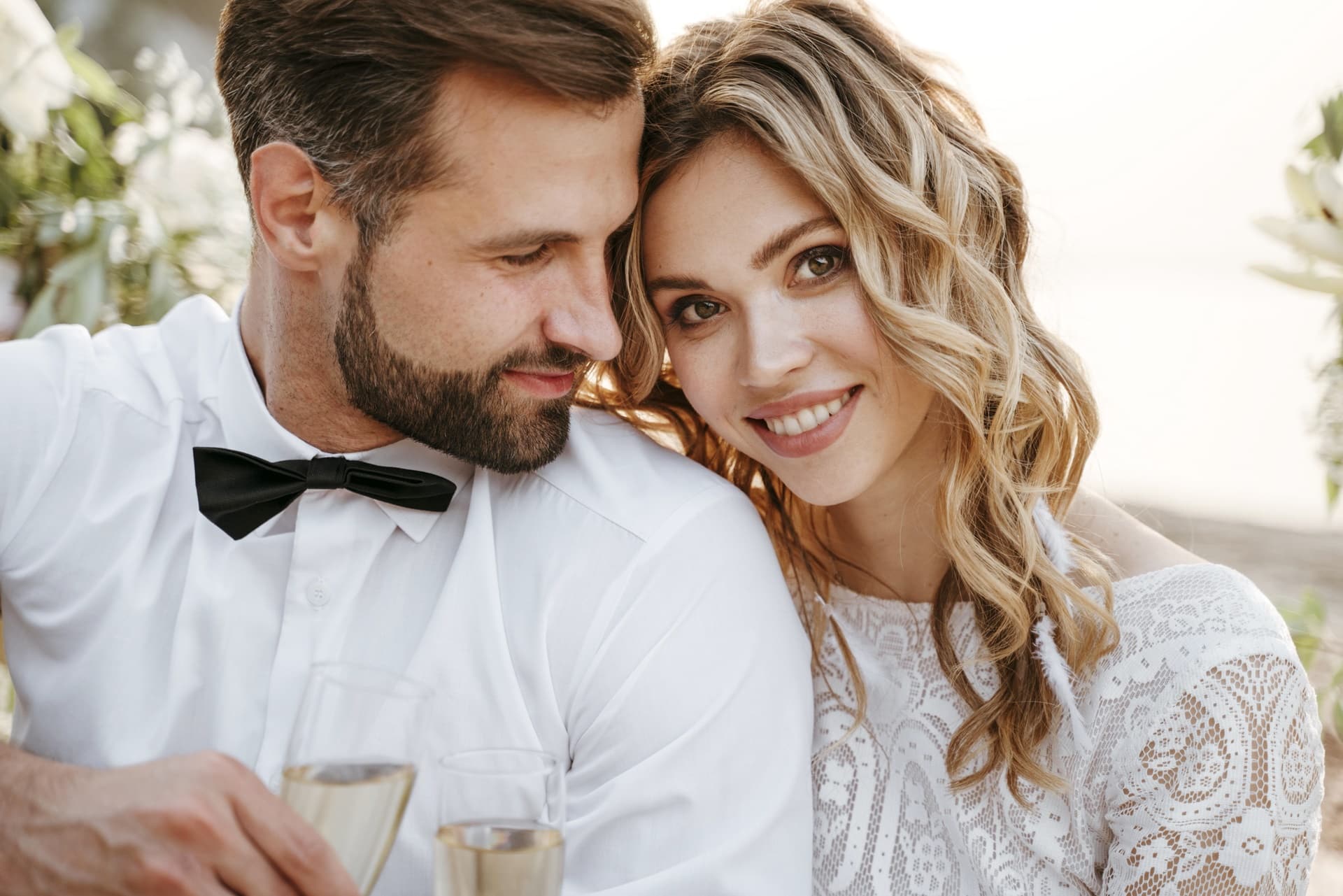 Program Mastermind Februarie 2022 30 RP bride groom having their wedding beach
