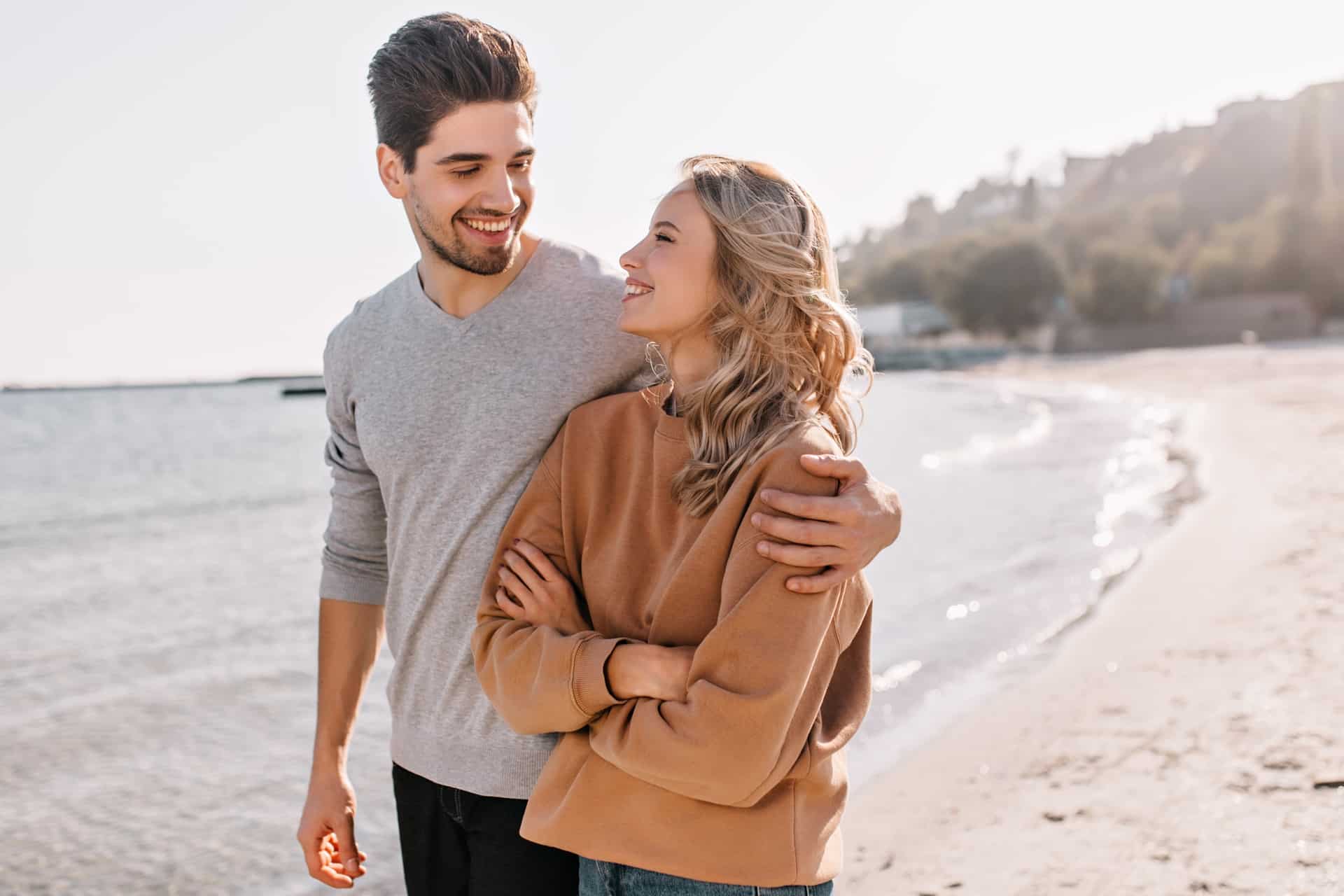 Program Mastermind Februarie 2022 28 RP pleasant young man embracing girlfriend nature outdoor portrait pleased blonde girl posing sea with husband