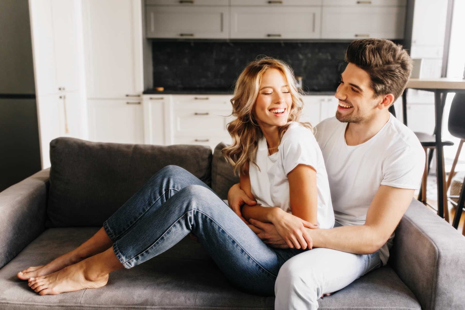 Program Mastermind Februarie 2022 29 RP joyful day together cozy warm apartments happy attractive guy with beautiful girl looking each other laughing hugging sofa 1